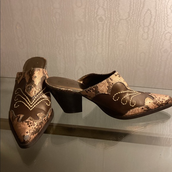 RAMPAGE RIVETED BROWN & GOLD COWGIRL STYLE SLIP ON POINTED TOE SHOE SZ 8.5 - Picture 3 of 8